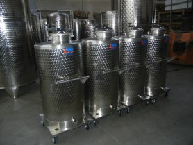 Mobile stainless steel tanks